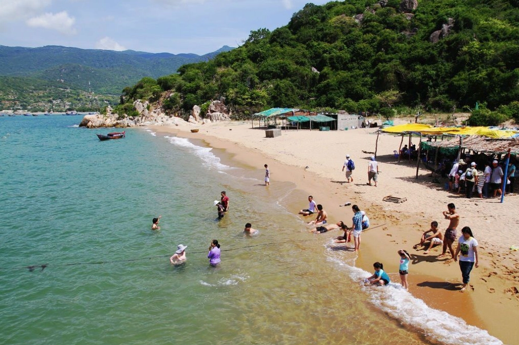Mâm hải sản tươi ngon tại một nhà hàng ven biển Ninh Chữ