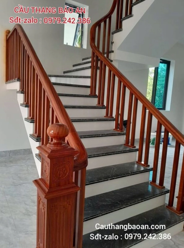 Mẫu cầu thang kính ban công đẹp