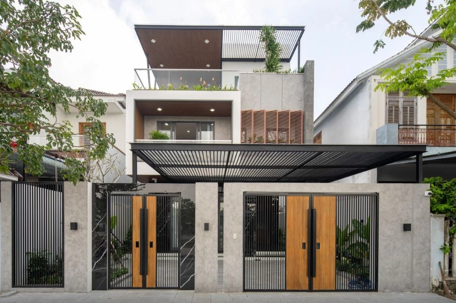 Mẫu cổng nhà đẹp kết hợp gỗ và kim loại
