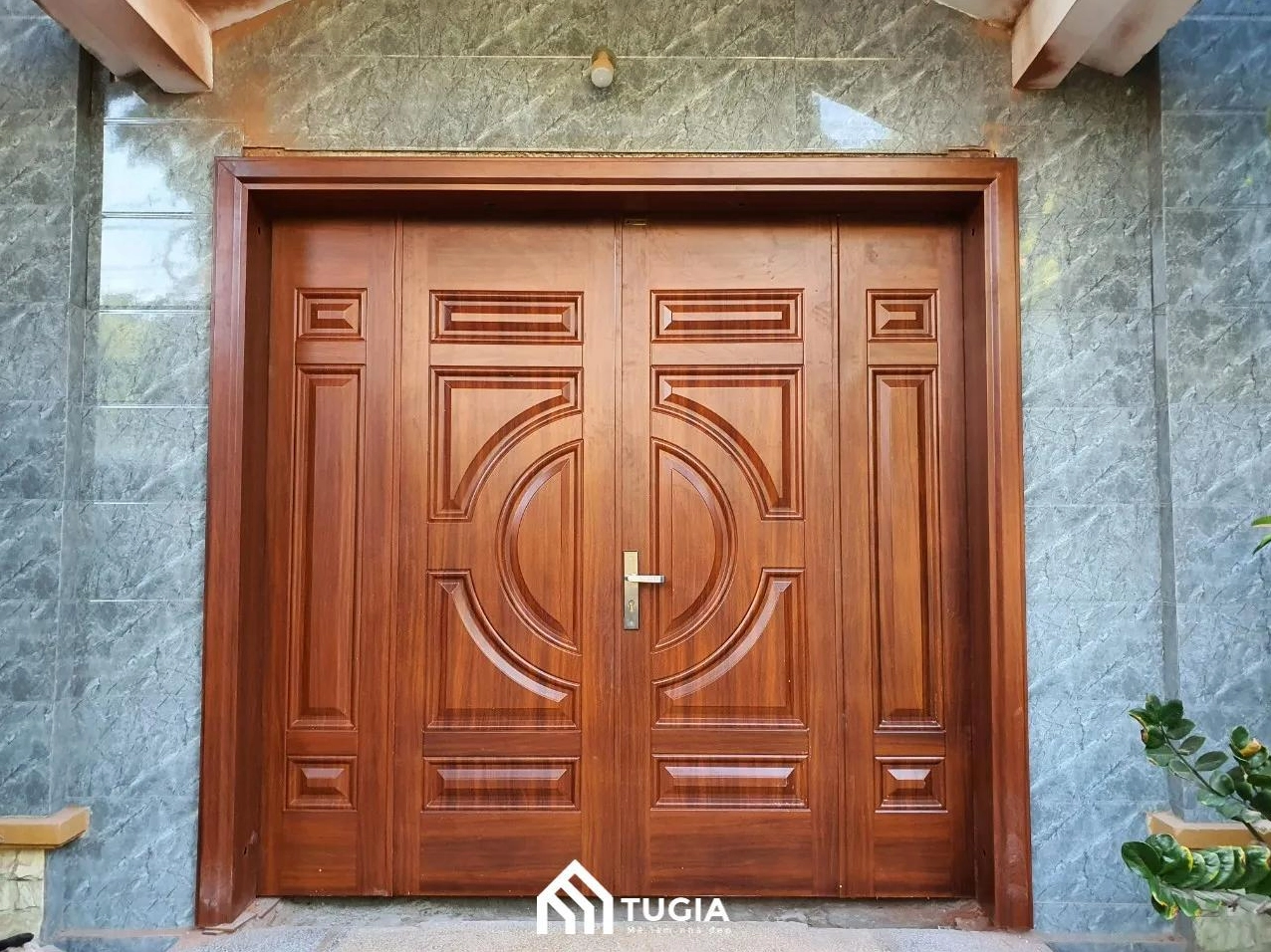 Mẫu cửa gỗ 4 cánh mặt tiền phong cách hiện đại