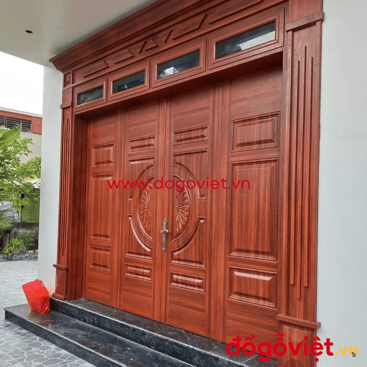 Mẫu cửa gỗ 4 cánh mặt tiền sơn màu