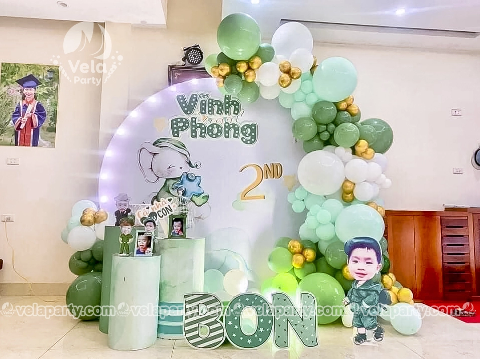 Mẫu trang trí sinh nhật cho bé 2 tuổi với bóng bay và họa tiết ngộ nghĩnh