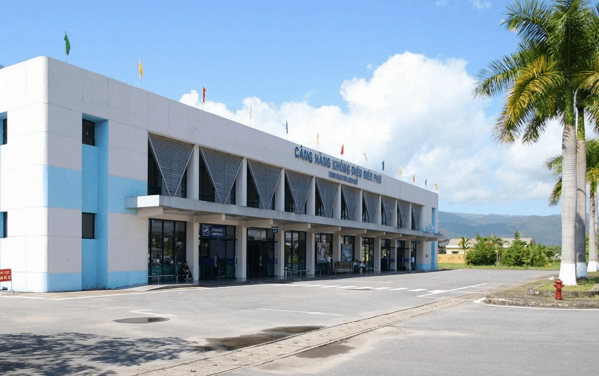 Máy bay đang di chuyển trên đường băng Sân bay Điện Biên