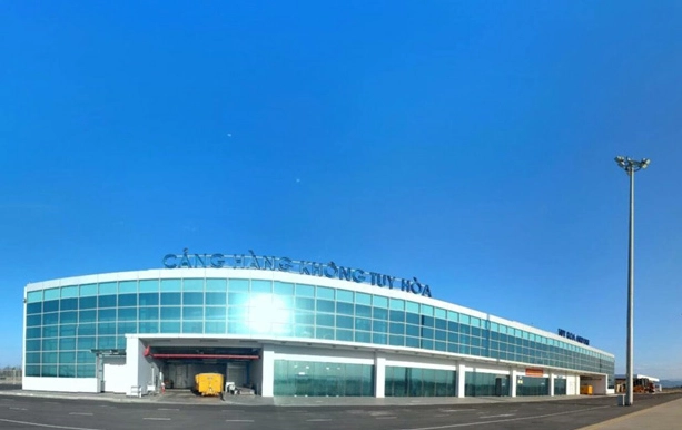 Máy bay đang hạ cánh tại Sân bay Tuy Hòa