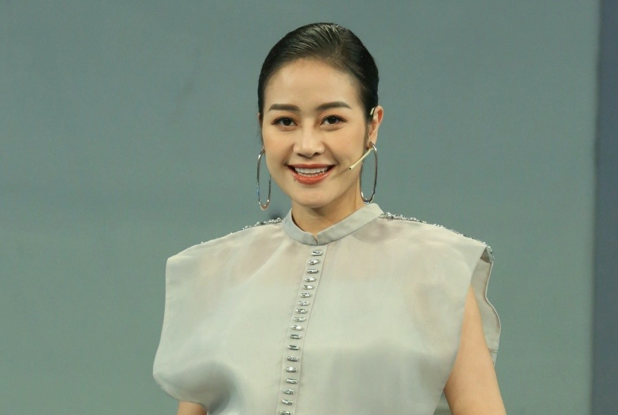 MC Phí Linh trong một chương trình truyền hình
