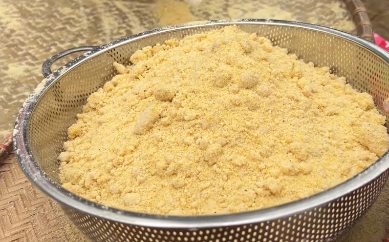 Mèn mén ăn cùng với các món canh và rau rừng
