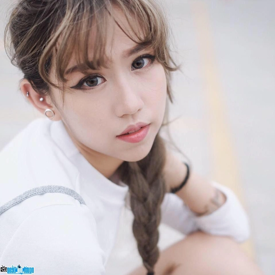 min-sinh-nam-bao-nhieu-he-lo-thong-tin-ve-nu-ca-si-min_407