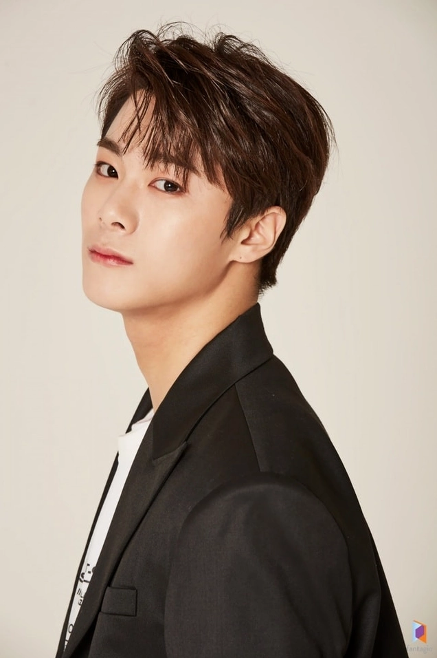 Moonbin ASTRO trong một buổi biểu diễn