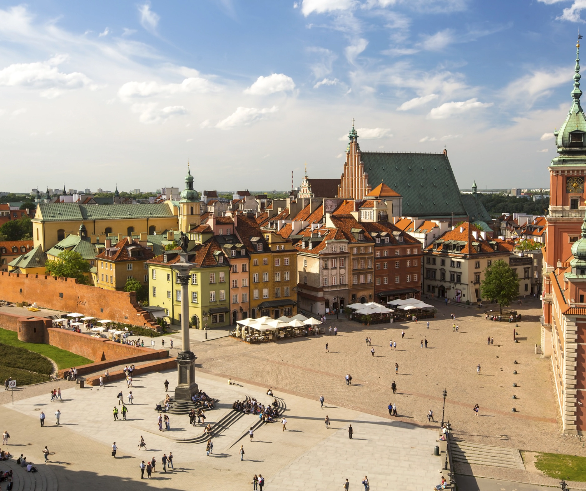 Một con phố sôi động về đêm ở Warsaw