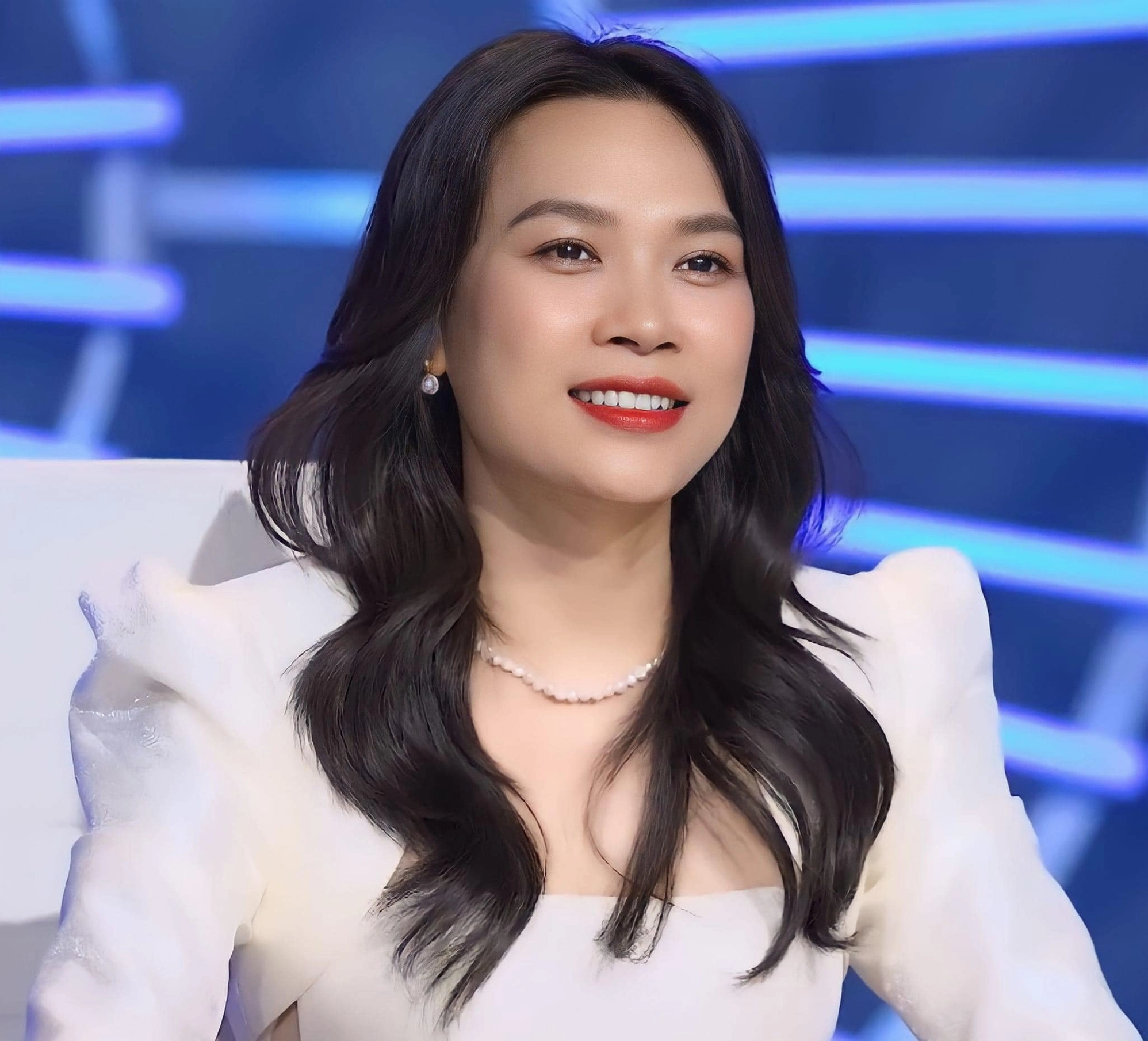 Mỹ Tâm biểu diễn trên sân khấu lớn