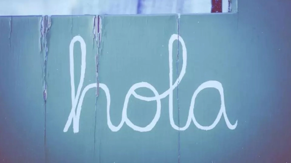 Người đang chào bằng từ Hola