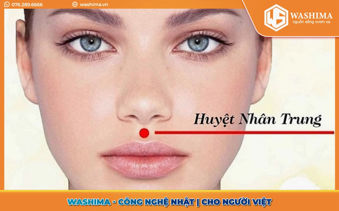 Người đang day bấm huyệt Nhân Trung