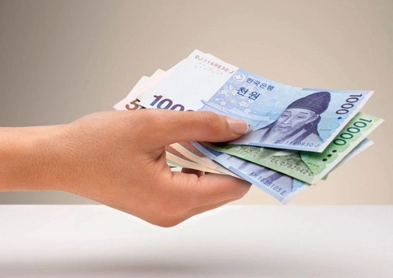 Người đang thực hiện giao dịch đổi tiền Won
