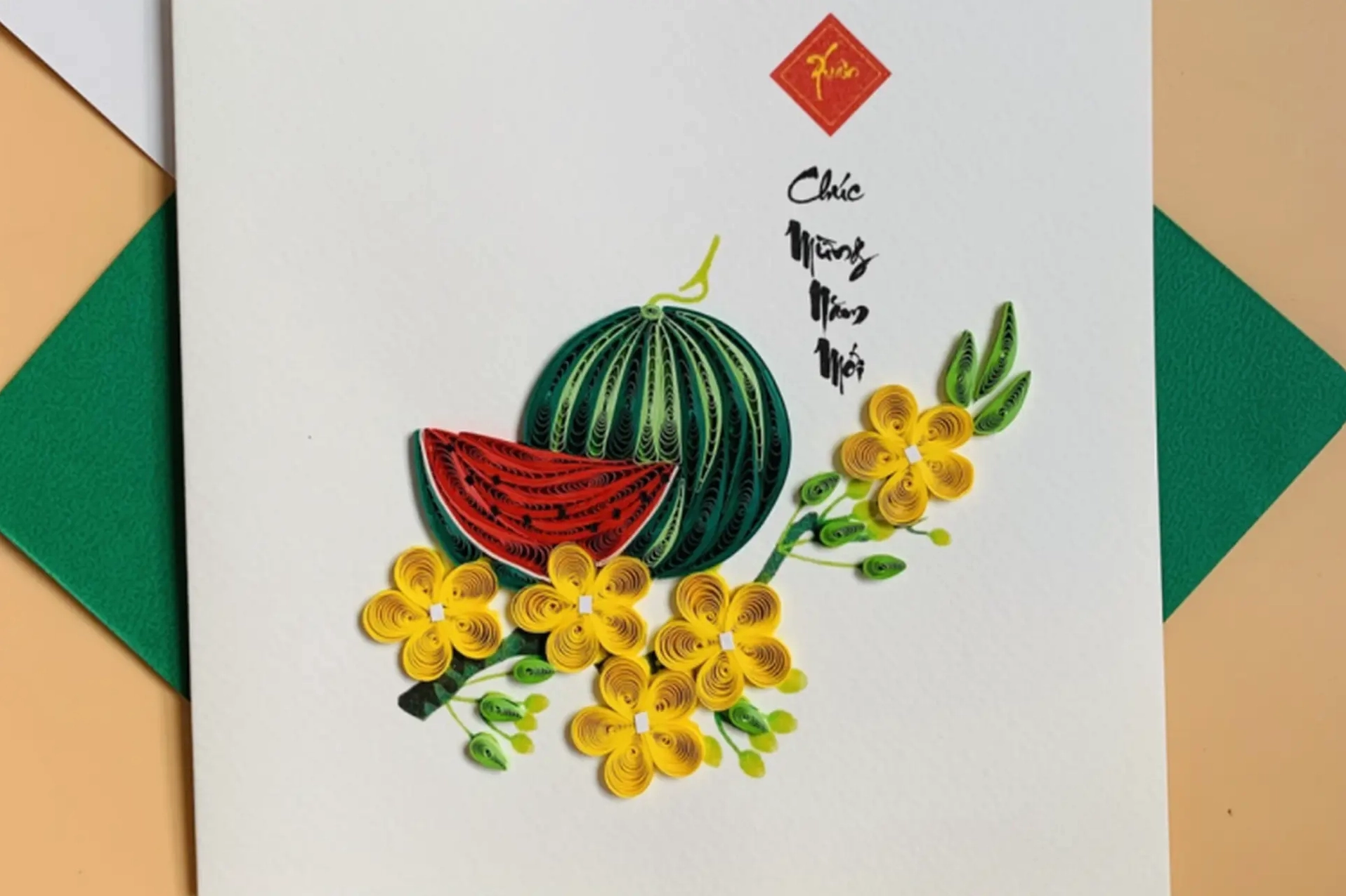 Người đang trang trí thiệp tết
