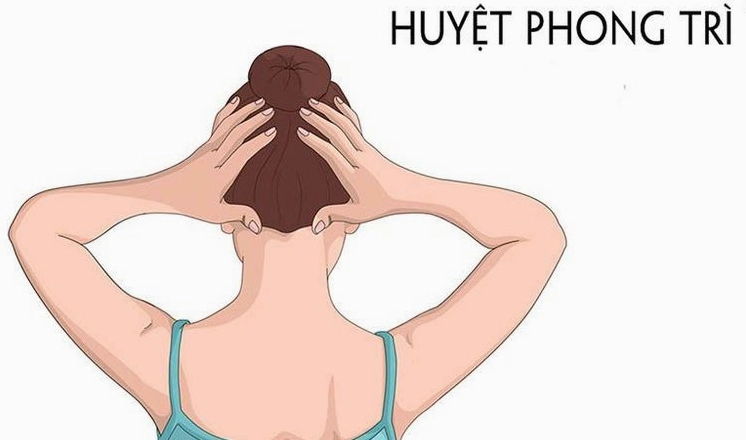 Người đang xoa bóp huyệt Phong Trì