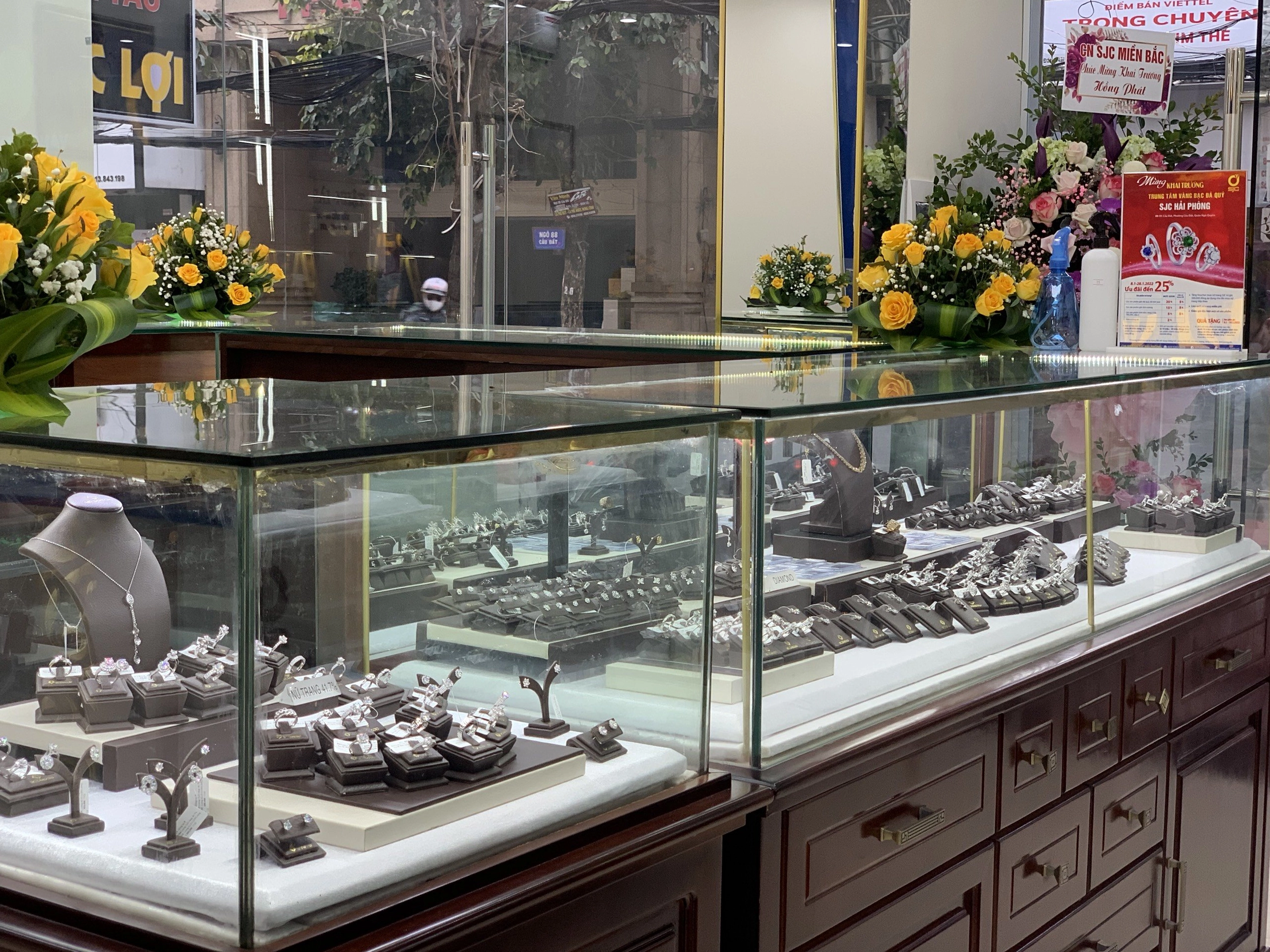 Người dân giao dịch vàng tại cửa hàng SJC