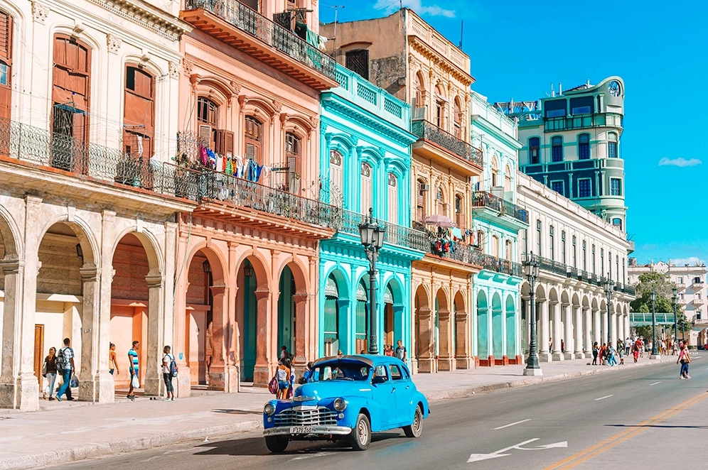 Người dân Havana nhảy múa trên đường phố với trang phục truyền thống