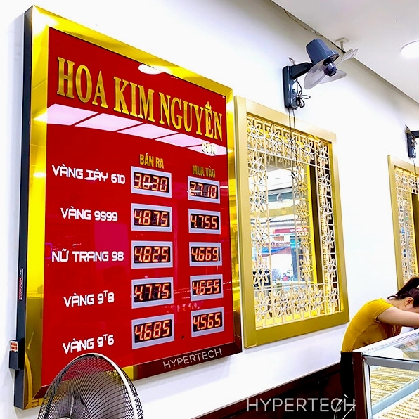 Người dân xem bảng giá vàng tại cửa hàng