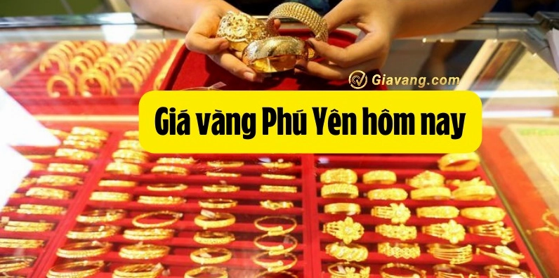 Người dân xem bảng giá vàng tại cửa hàng