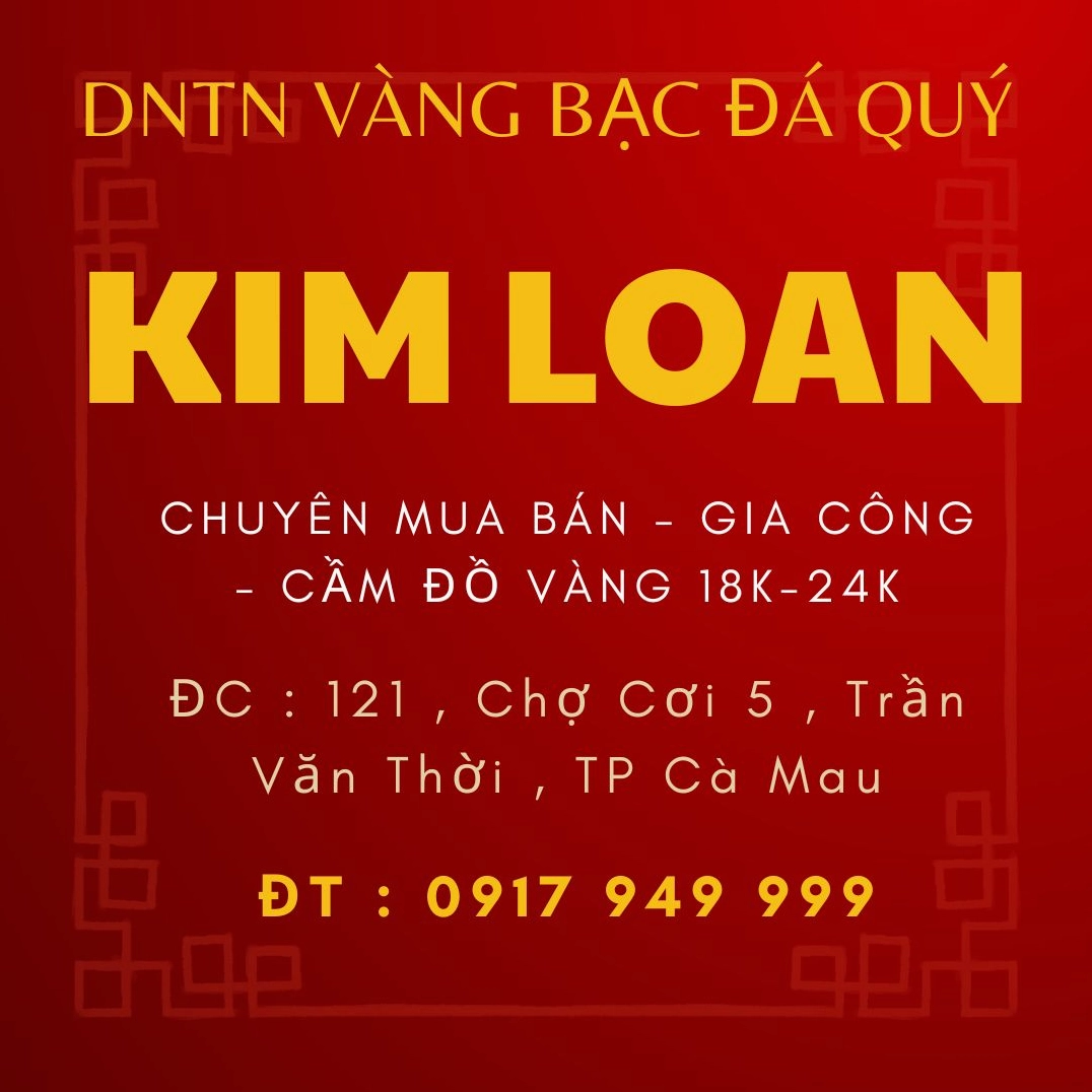 Người dân xem giá vàng tại cửa hàng
