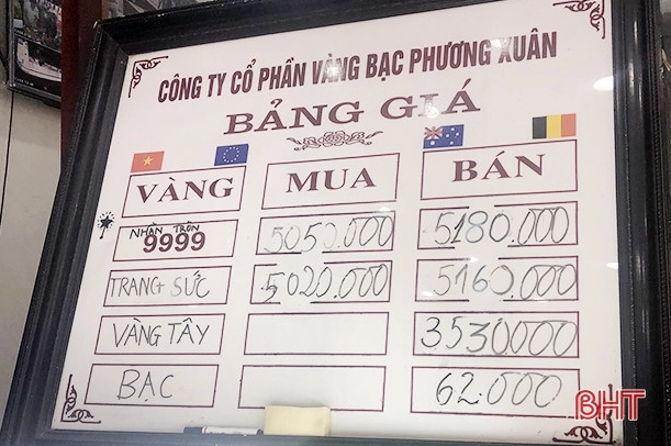 Người dân xem giá vàng tại quầy giao dịch