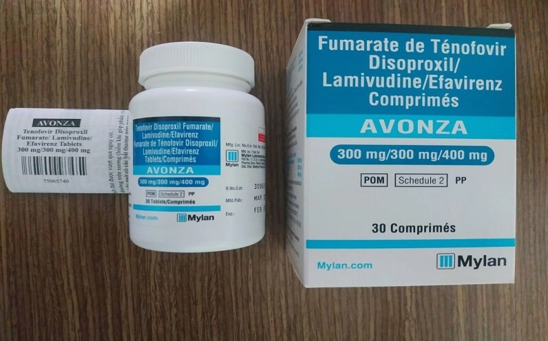 Người dùng đang chuẩn bị uống thuốc PEP