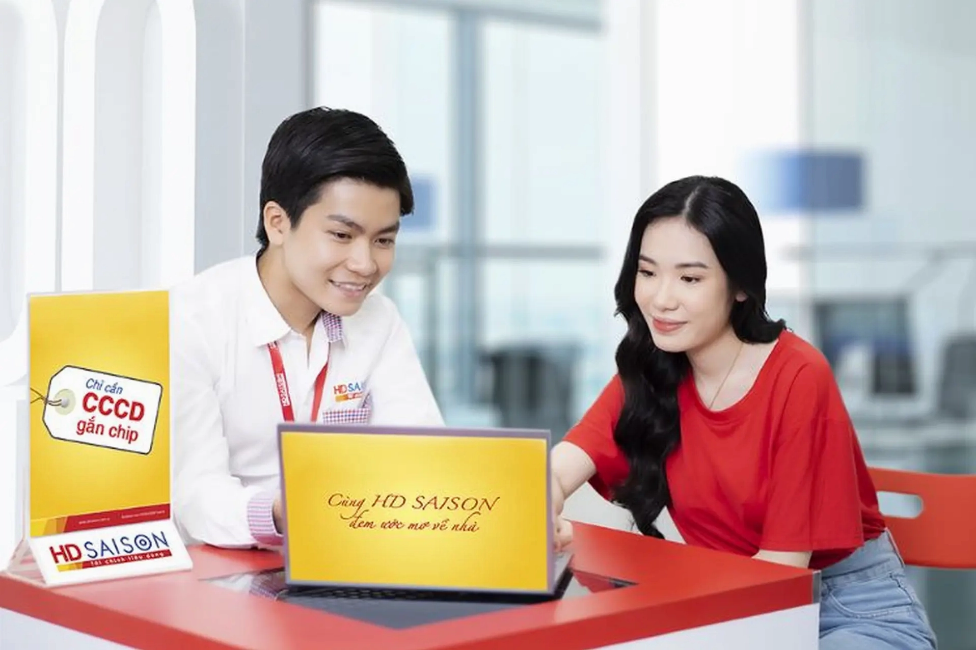 Người dùng sử dụng ứng dụng di động để tra cứu thông tin vay