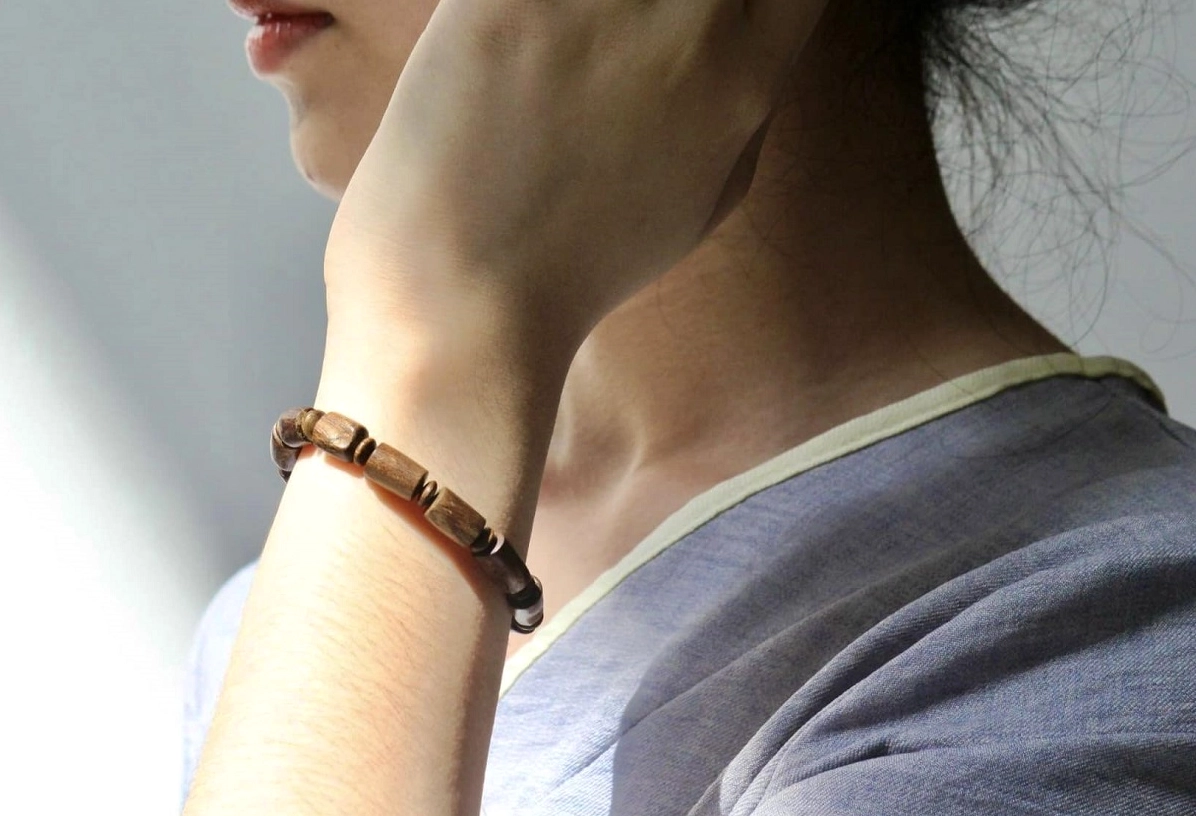 Người đeo vòng trầm hương trên tay