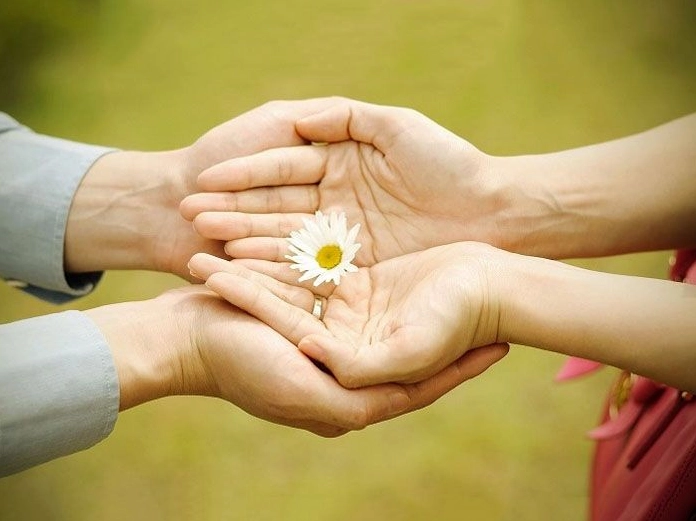 Người giúp đỡ người khác thể hiện sự cao thượng