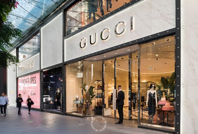 Người mẫu trình diễn trang phục Gucci