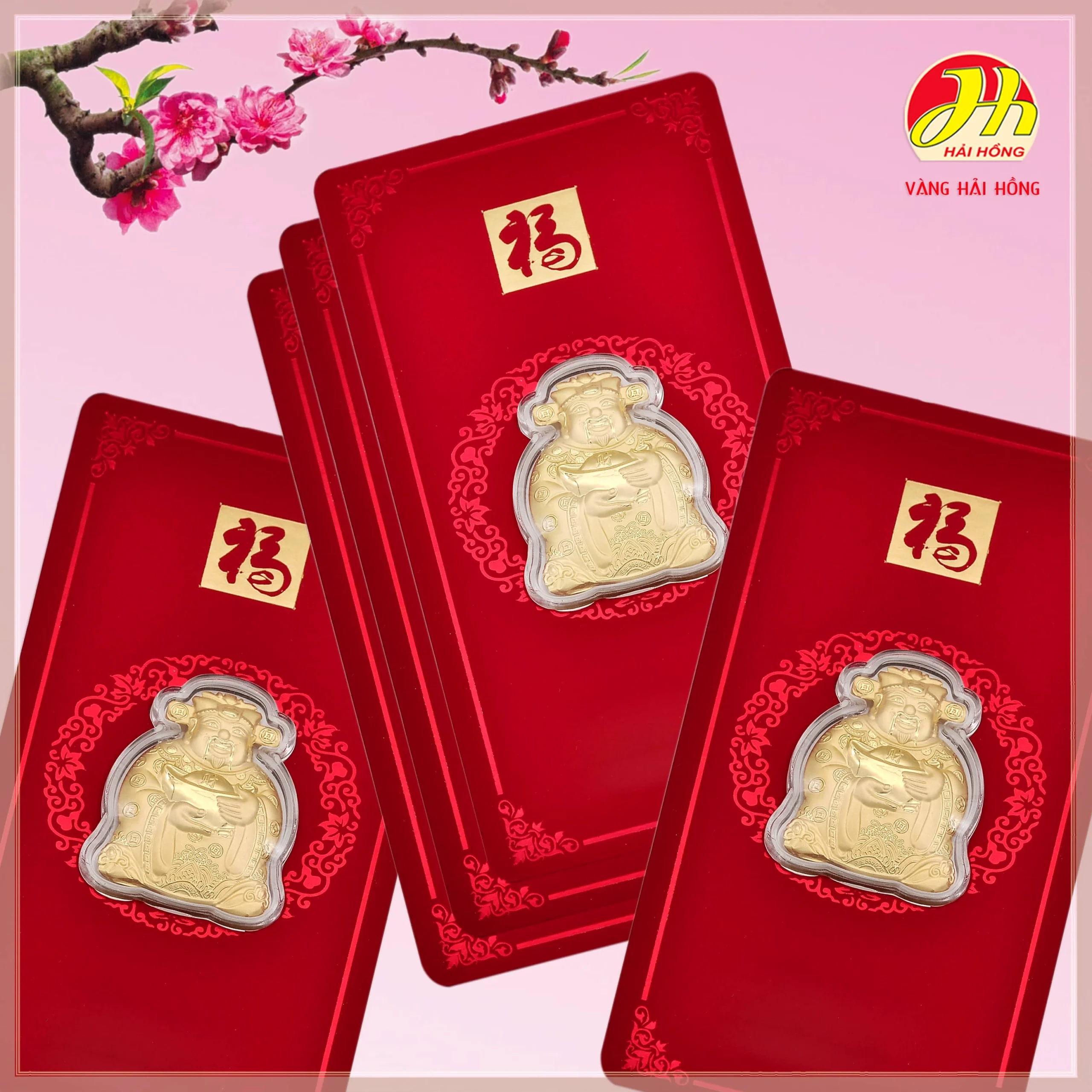 Người phụ nữ đang xem xét và lựa chọn trang sức vàng