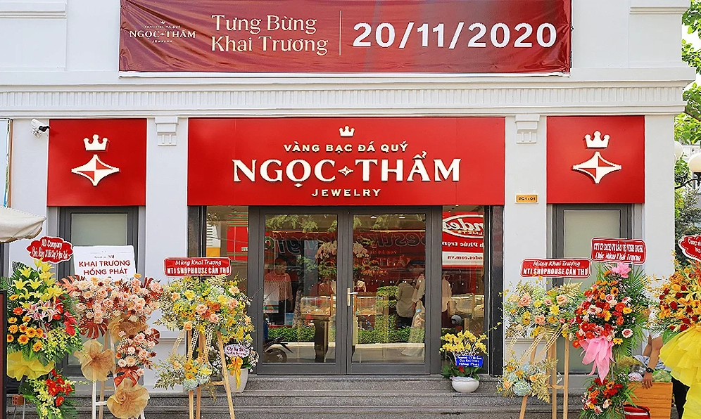 Người phụ nữ đeo trang sức vàng sang trọng