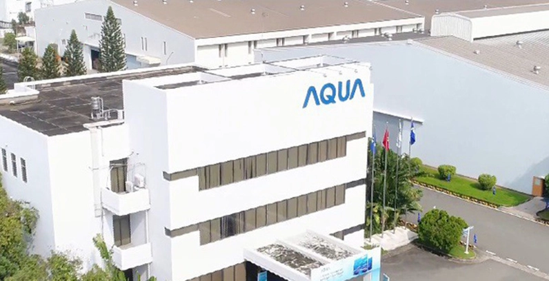 Người tiêu dùng lựa chọn sản phẩm Aqua tại cửa hàng