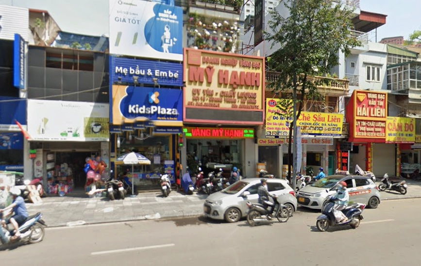 Nhà đầu tư đang xem xét biểu đồ vàng