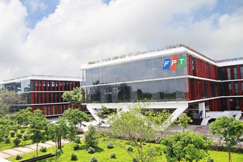Nhân viên FPT làm việc