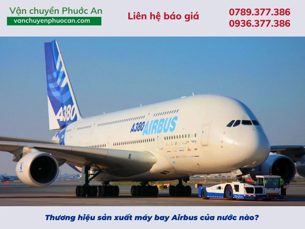 Nhân viên kỹ thuật kiểm tra máy bay Airbus