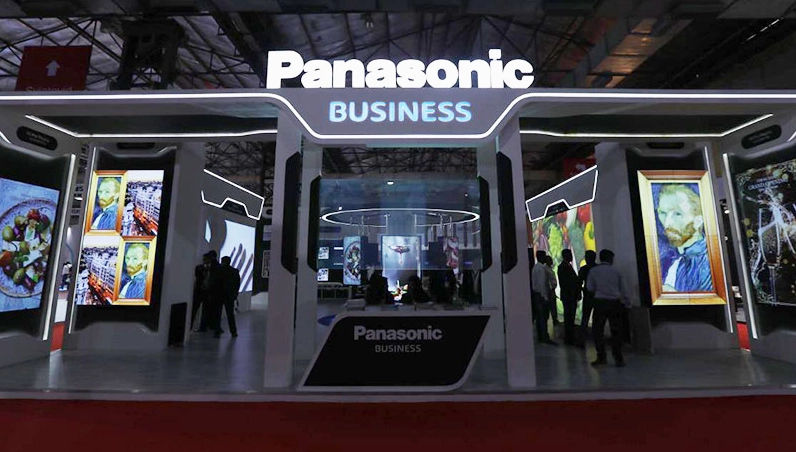 Nhân viên Panasonic đang kiểm tra sản phẩm