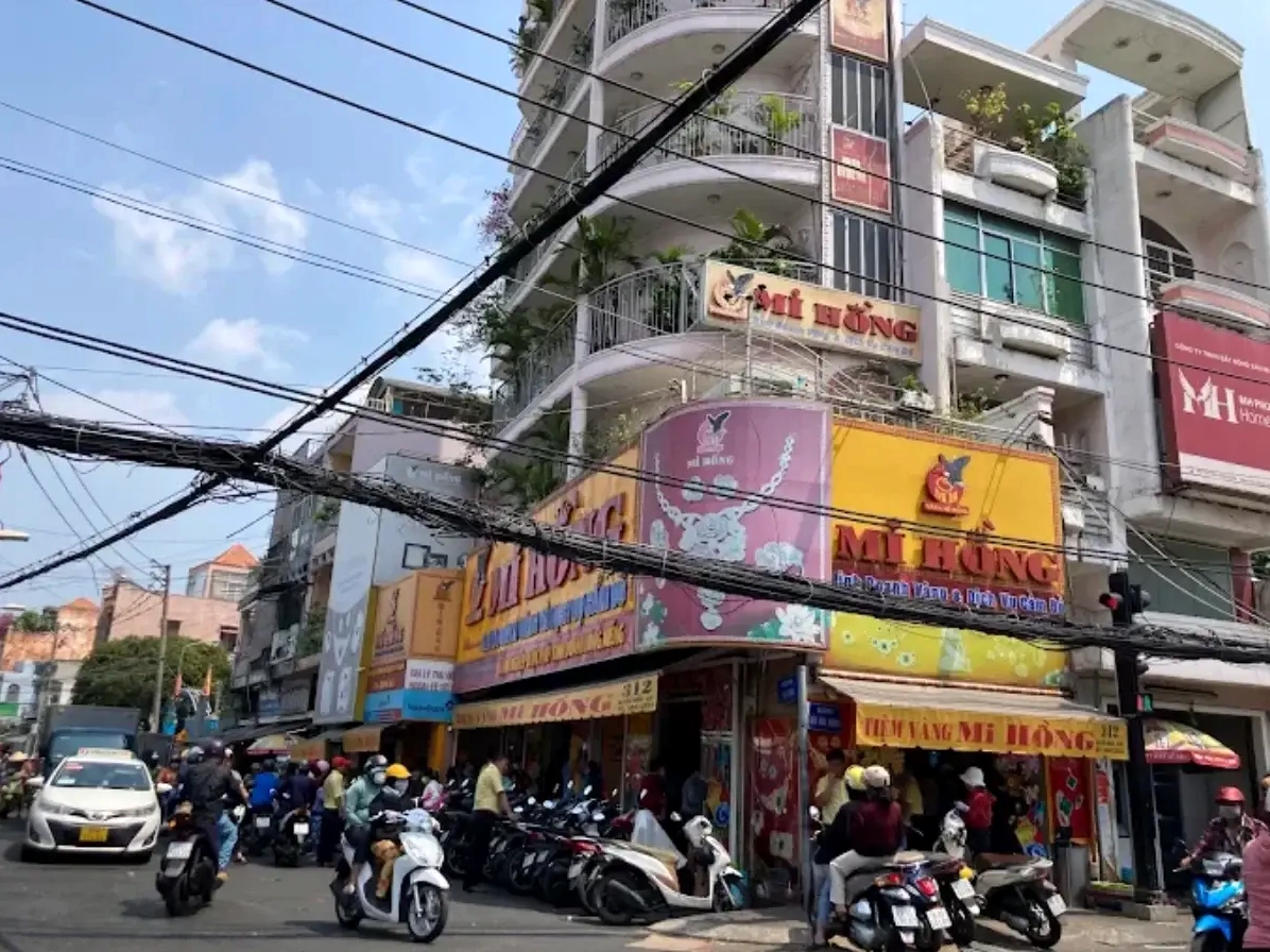 Nhân viên tư vấn khách hàng tại Mi Hồng Bình Thạnh