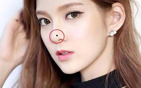 Nốt ruồi ở đầu mũi của người phụ nữ
