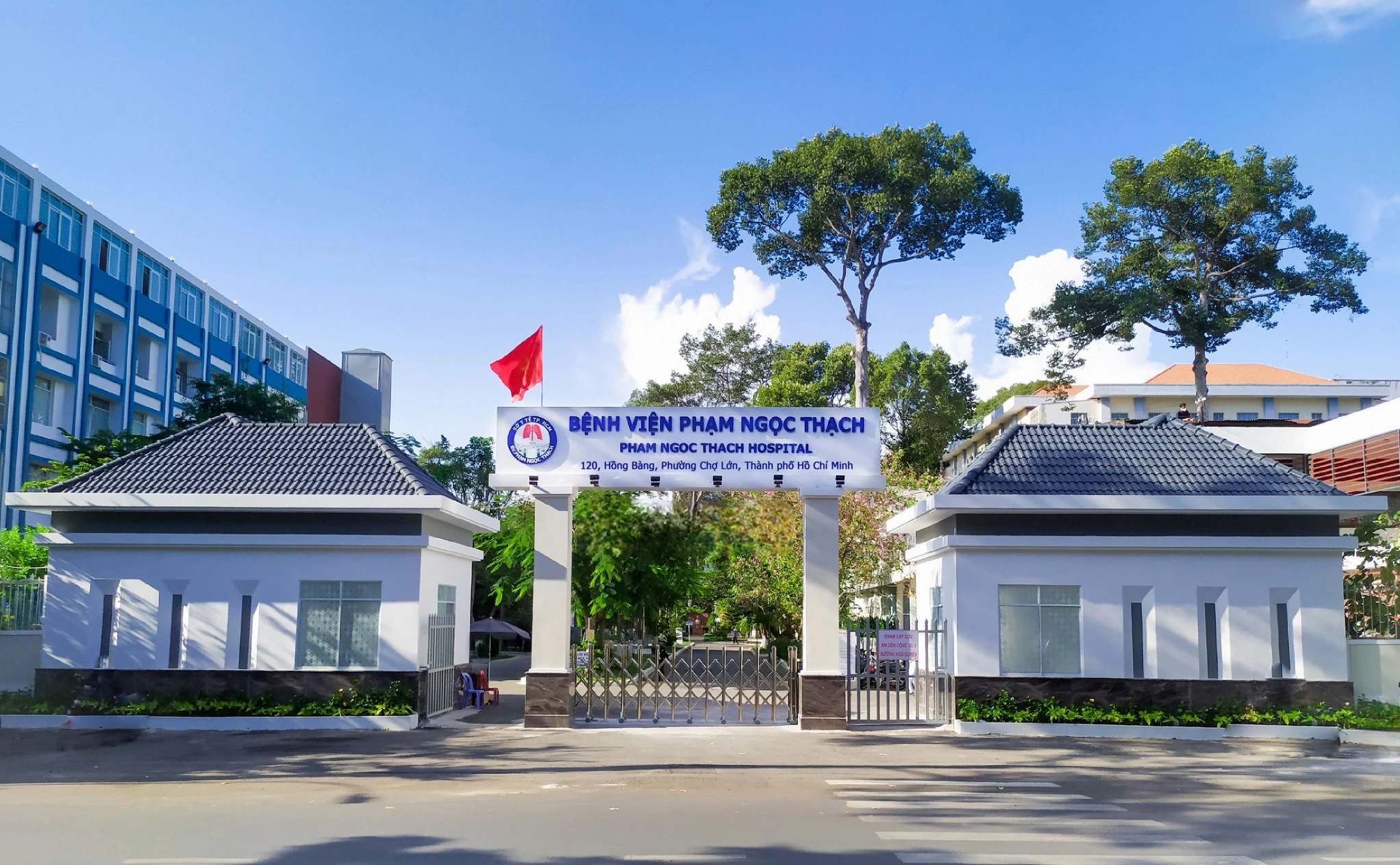 Đội ngũ y bác sĩ Bệnh viện Phạm Ngọc Thạch