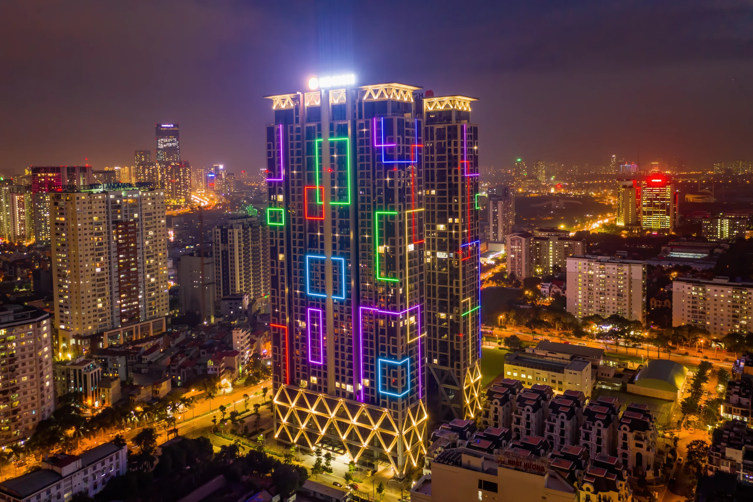 Đông đảo khách hàng tại The ZEI