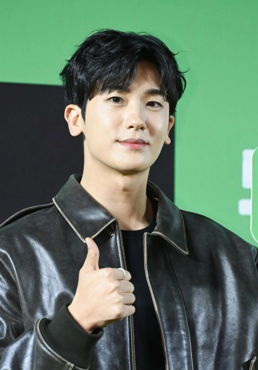 Park Hyung-sik trong một buổi phỏng vấn