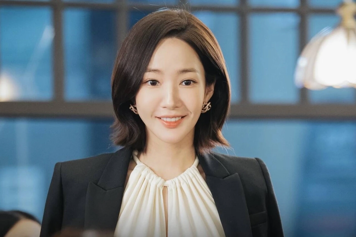 park-min-young-bien-hoa-khong-ngung-va-suc-hut-vuot-thoi-gia_735
