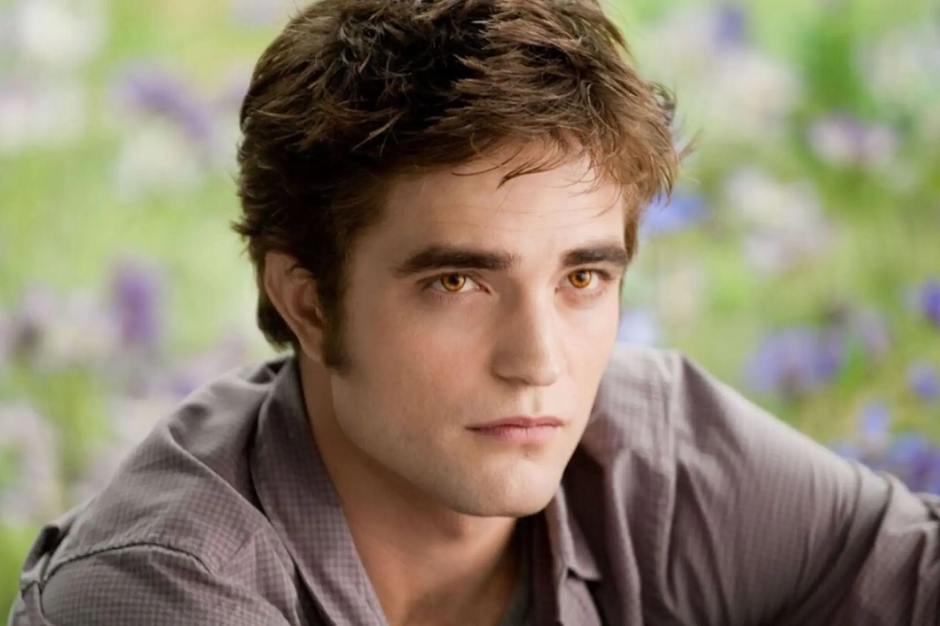 Robert Pattinson trong một sự kiện thảm đỏ
