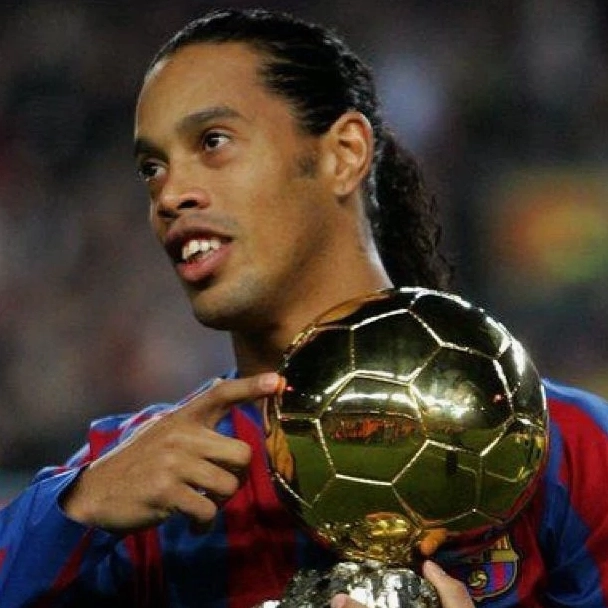 Ronaldinho ăn mừng bàn thắng