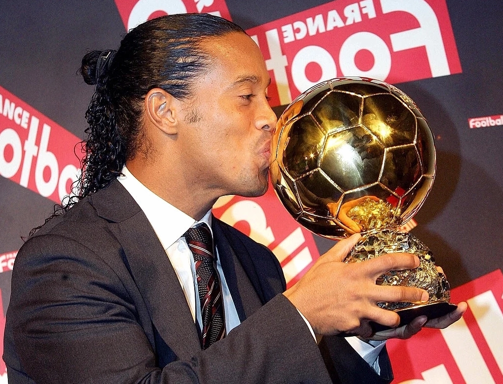 Ronaldinho tươi cười trên sân bóng