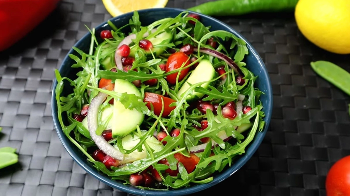 Salad rau rocket với cà chua và dưa chuột
