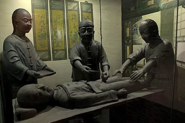 So sánh hoạn quan và thái giám