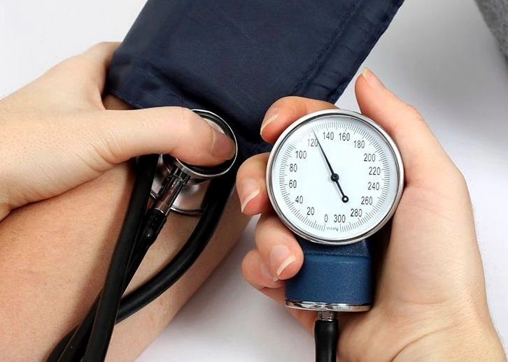 So sánh máy đo huyết áp cơ và máy điện tử