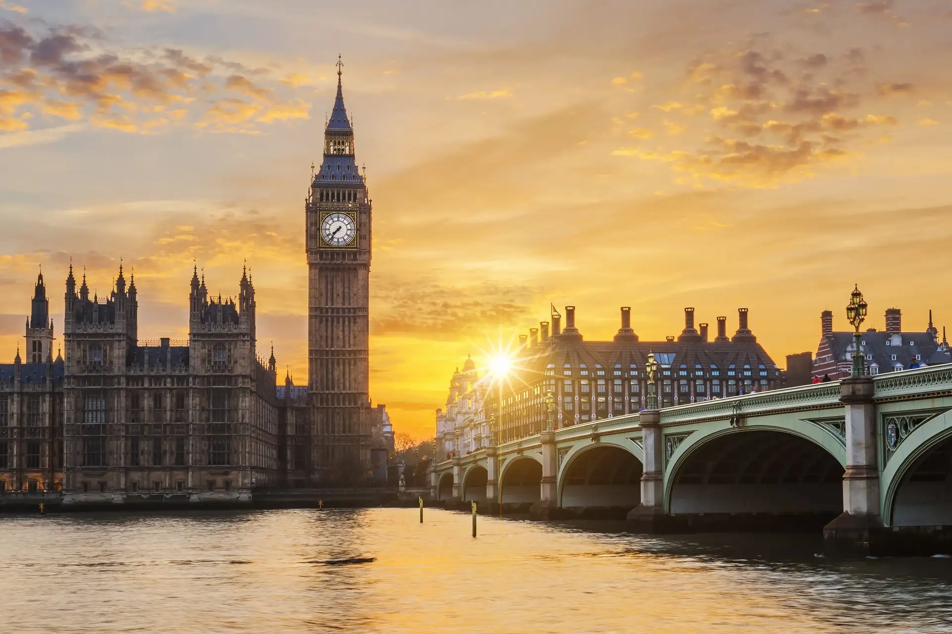 Tháp đồng hồ Big Ben nhìn từ xa